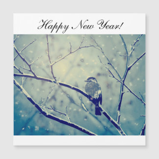 Petit moineau debout sur un arbre d'hiver
