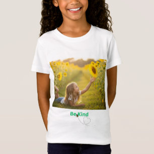 Petit rêveur dans le t-shirt de tournesols