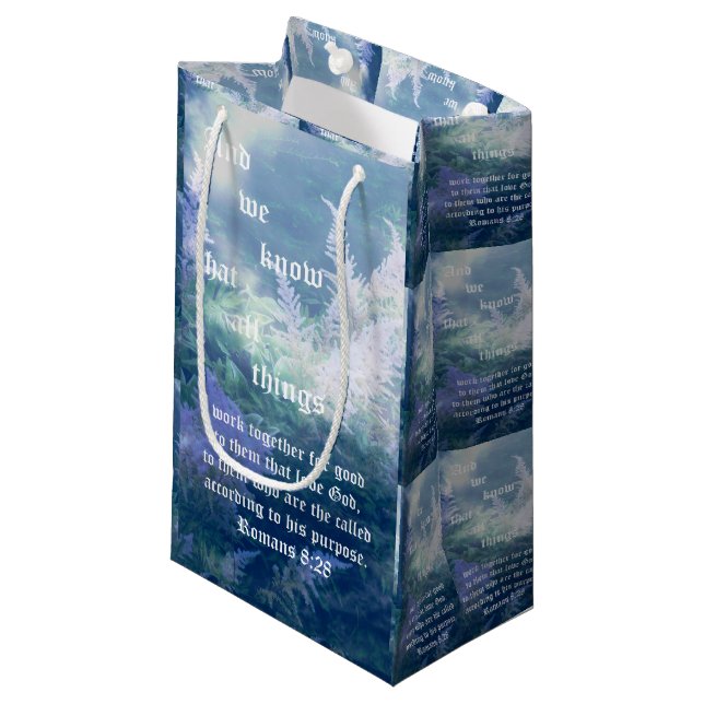 Petit Sac Cadeau Astilbe Blue Mist Romans 8:28 (Devant Angle)