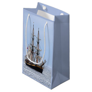 Petit Sac Cadeau Bateau de pêche nautique sous un ciel bleu