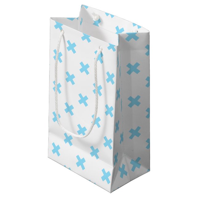 Petit Sac Cadeau Bébé bleu croix coutures sur blanc (Devant Angle)