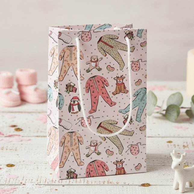 Petit Sac Cadeau Bébé rose mignonne Noël Fille (Cute Christmas Winter Baby Shower Gift Bags for Baby Girl. Xmas Pajamas & Woodland Stuffed Animals)