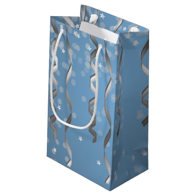 Petit Sac Cadeau Bleu avec Streamers en argent et étoiles (Dos Angle)