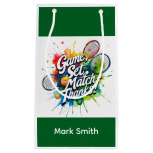 Petit Sac Cadeau Boule de tennis et raquette sur le court avec le n