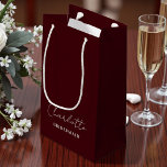 Petit Sac Cadeau Bridesmaid Minimalist Script | Deep Burgundy<br><div class="desc">Give your bridesmaids a personalized touch with our Bridesmaid Minimalist Script Deep Burgundy Small Gift Bag. This elegant bag can be customized with their name,  making it a special gift they'll cherish long after your big day.</div>