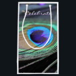 Petit Sac Cadeau Bright Peacock Feather Party Favoriser Custom Cade<br><div class="desc">Une photo festive de l'oeil pourpre et turquoise d'une plume de paon brillante. Le message "Célébrez" indique "mais les mots peuvent être personnalisés sur les sacs cadeaux. Faites une fête spéciale pour les sacs cadeaux avec votre propre texte et images en utilisant l'option "Customiser" pour des vacances personnalisées et des...</div>