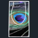 Petit Sac Cadeau Bright Peacock Feather Party Favoriser Custom Cade<br><div class="desc">Une photo festive de l'oeil pourpre et turquoise d'une plume de paon brillante. Le message "Célébrez" indique "mais les mots peuvent être personnalisés sur les sacs cadeaux. Faites une fête spéciale pour les sacs cadeaux avec votre propre texte et images en utilisant l'option "Customiser" pour des vacances personnalisées et des...</div>