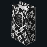 Petit Sac Cadeau Chalkboard Floral Leaf Wedding Favoriser<br><div class="desc">Ces sacs-cadeaux sont parfaits pour tout couple qui planifie une célébration de mariage élégante. Le design floral peut être personnalisé pour convenir à votre événement spécial et sera parfait pour toute fête botanique à thème,  y compris : douches nuptiales,  fiançailles,  wedding showers,  fêtes d'anniversaire et bien plus encore.</div>
