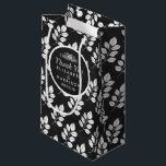 Petit Sac Cadeau Chalkboard Floral Leaf Wedding Favoriser<br><div class="desc">Ces sacs-cadeaux sont parfaits pour tout couple qui planifie une célébration de mariage élégante. Le design floral peut être personnalisé pour convenir à votre événement spécial et sera parfait pour toute fête botanique à thème,  y compris : douches nuptiales,  fiançailles,  wedding showers,  fêtes d'anniversaire et bien plus encore.</div>