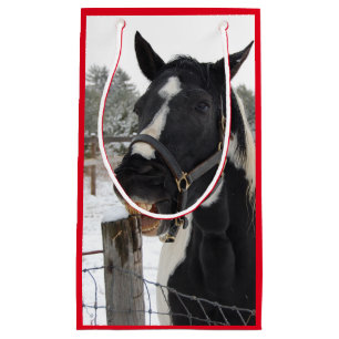 Petit Sac Cadeau Cheval mignon à mâcher sur une clôture