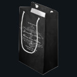 Petit Sac Cadeau Collection de Mariages Ornate Chalkboard<br><div class="desc">Célébrez dans le style avec ces sacs cadeaux mariages élégants et très tendance. Le design est facile à personnaliser avec votre libellé d'événement spécial et vos invités seront ravis quand ils verront ces fabuleux sacs cadeaux. Les éléments mariages correspondants se trouvent dans la collection.</div>