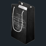 Petit Sac Cadeau Collection de Mariages Ornate Chalkboard<br><div class="desc">Célébrez dans le style avec ces sacs cadeaux mariages élégants et très tendance. Le design est facile à personnaliser avec votre libellé d'événement spécial et vos invités seront ravis quand ils verront ces fabuleux sacs cadeaux. Les éléments mariages correspondants se trouvent dans la collection.</div>