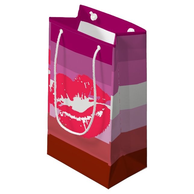 Petit Sac Cadeau Drapeau de fierté lesbienne au rouge à lèvres (Devant Angle)