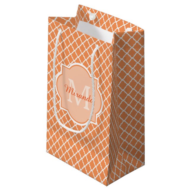 Petit Sac Cadeau Élégant Monogramme De Quatrefoil Orange Avec Nom (Devant Angle)