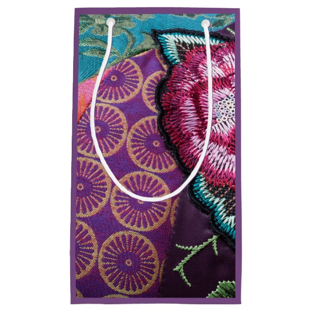 Petit Sac Cadeau Fleur rose brodée look boho violet (Devant)