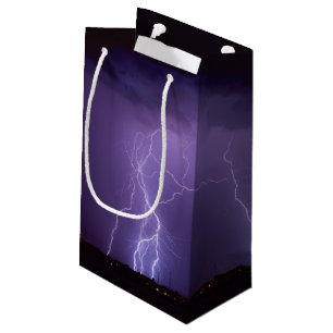 Petit Sac Cadeau Foudre pourpre dans un orage de désert de nuit