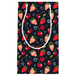 Petit Sac Cadeau Fraises et cerises sur un arrière - plan sombre