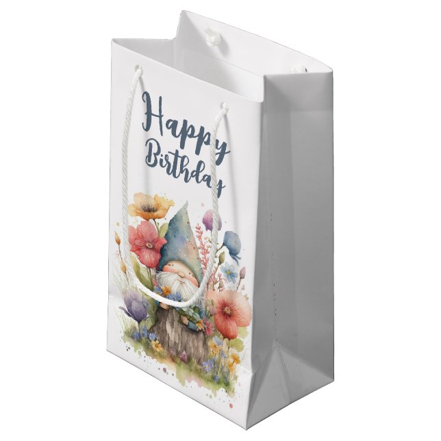 Petit Sac Cadeau Gnome Whimsday Anniversaire Dans Le Jardin (Devant Angle)