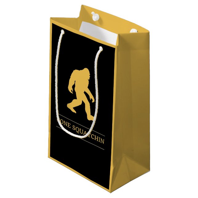 Petit Sac Cadeau Grand Squatchin allé par pied drôle Sasquatch (Devant Angle)