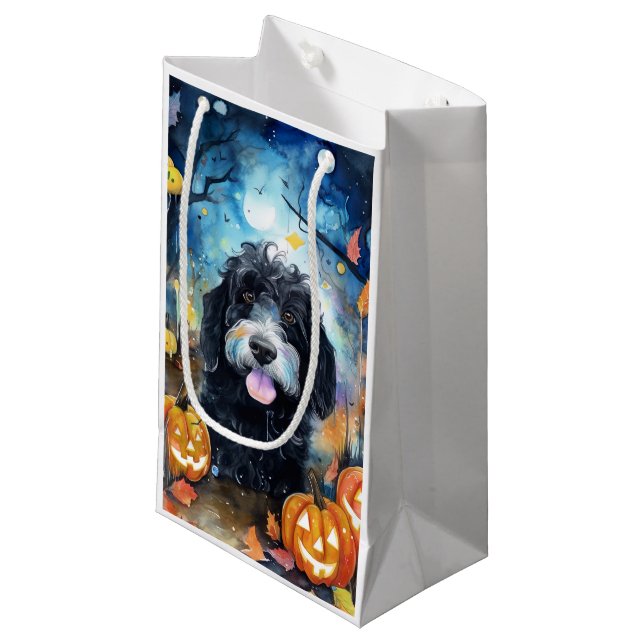 Petit Sac Cadeau Halloween Bernedoodle Avec La Peur Citrouille (Devant Angle)
