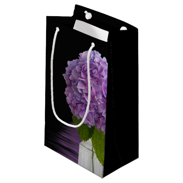Petit Sac Cadeau Hydrangée Violette Sur Noir (Devant Angle)