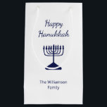 Petit Sac Cadeau Joyeux Hanoukka Blue Menorah Holiday<br><div class="desc">Happy Hanoukka Holiday sac cadeau de fête,  avec une simple menorah bleue et conception typographique script. Avec des lettres personnalisables en blanc,  vous pouvez ajouter votre propre texte. Une façon festive de célébrer avec des amis et des proches.</div>