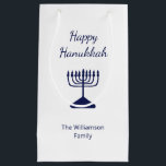 Petit Sac Cadeau Joyeux Hanoukka Blue Menorah Holiday<br><div class="desc">Happy Hanoukka Holiday sac cadeau de fête,  avec une simple menorah bleue et conception typographique script. Avec des lettres personnalisables en blanc,  vous pouvez ajouter votre propre texte. Une façon festive de célébrer avec des amis et des proches.</div>