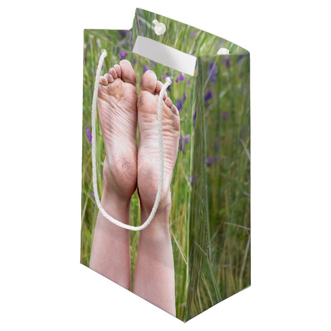 Petit Sac Cadeau Joyeux Pieds Nus (Devant Angle)