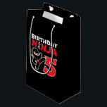 Petit Sac Cadeau Kids Birthday Ninja<br><div class="desc">This Birthday Ninja 5 makes a parfaite venin pour une fête de cinq ans à l'ancienne. "It feese the Japanese Symbole for Ninjutsu with a cartoon ninja doing a karate kick that the birthday or girl will love" This ninja birthday design for boys and girls is a perfect fit for...</div>