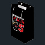 Petit Sac Cadeau Kids Birthday Ninja<br><div class="desc">This Birthday Ninja 5 makes a parfaite venin pour une fête de cinq ans à l'ancienne. "It feese the Japanese Symbole for Ninjutsu with a cartoon ninja doing a karate kick that the birthday or girl will love" This ninja birthday design for boys and girls is a perfect fit for...</div>