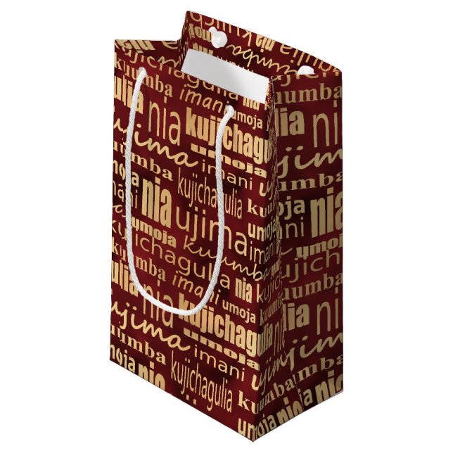 Petit Sac Cadeau Kwanzaa Sept Principes (Rouge/Or) (Devant Angle)
