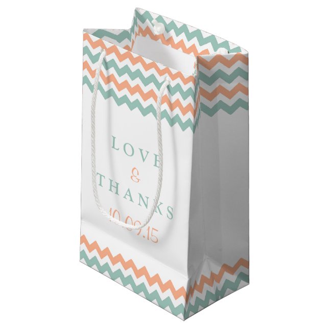 Petit Sac Cadeau La collection moderne de Mariages Chevron Peach &  (Devant Angle)
