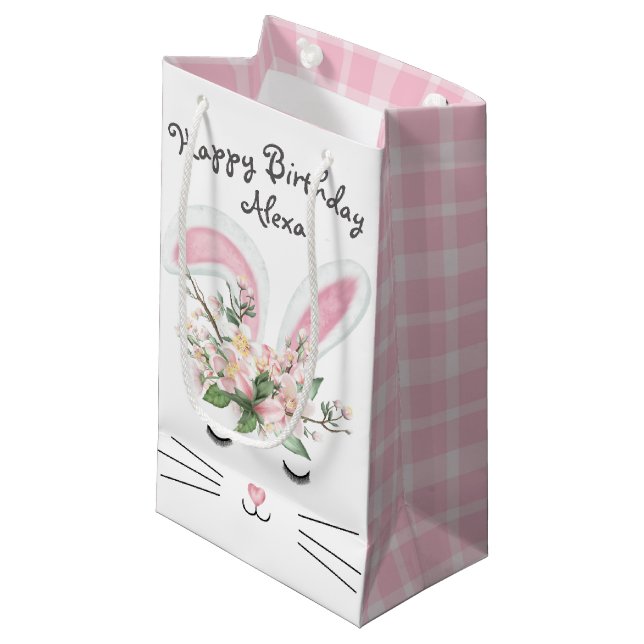 Petit Sac Cadeau Lapin d'anniversaire avec Fleurs et Plaid (Devant Angle)