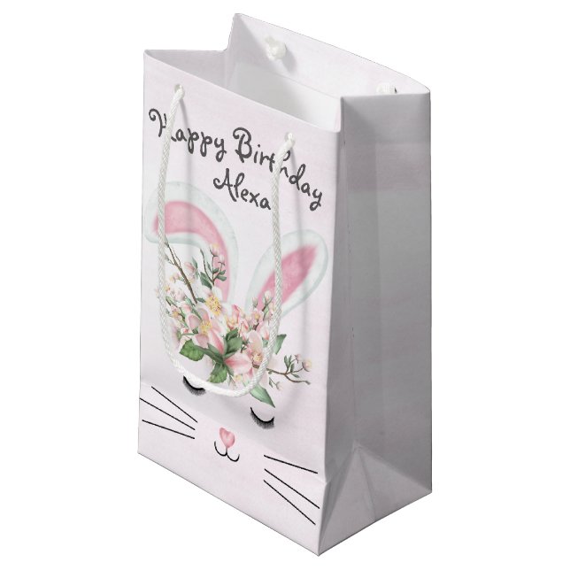 Petit Sac Cadeau Lapin d'anniversaire avec fleurs sur rose (Devant Angle)