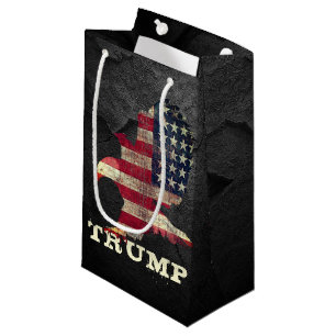 Petit Sac Cadeau Le drapeau américain et l'aigle Trump sur Black Ro