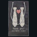 Petit Sac Cadeau LGBT Tying Knot Faux Chalkboard Gay Mariage<br><div class="desc">Gay Mariage boîte cadeau pour correspondre à notre mignonne et moderne Tying the Knot Chalkboard Gay Mariage Collection. Déjà ce siècle, nous avons vu des moments charnières et des changements que certains pensaient ne jamais voir. Les lois sur le mariage LGBT se répandent à travers le monde et le temps...</div>