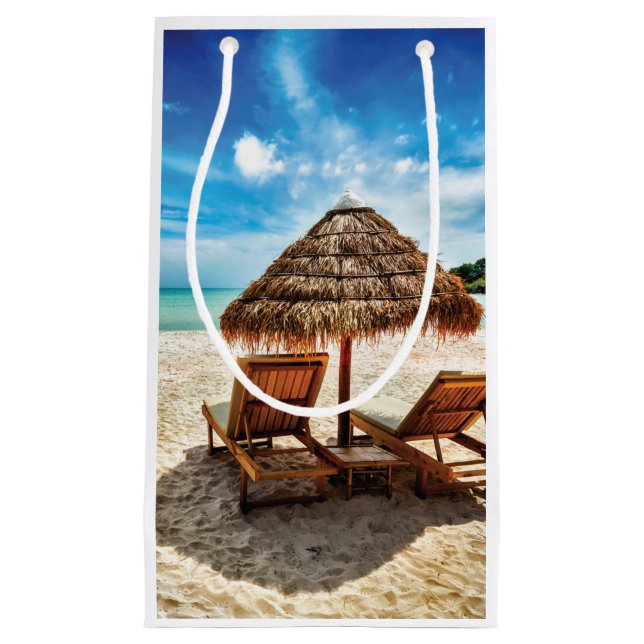 Petit Sac Cadeau Lounge on beach throw pillow (Devant)