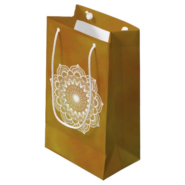 Petit Sac Cadeau Mandala blanc sur fond doré (Devant Angle)
