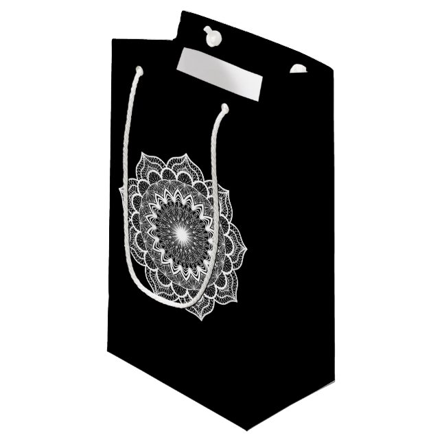 Petit Sac Cadeau Mandala blanc sur fond noir (Devant Angle)
