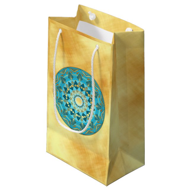 Petit Sac Cadeau Mandala bleu or sur fond or doux (Devant Angle)