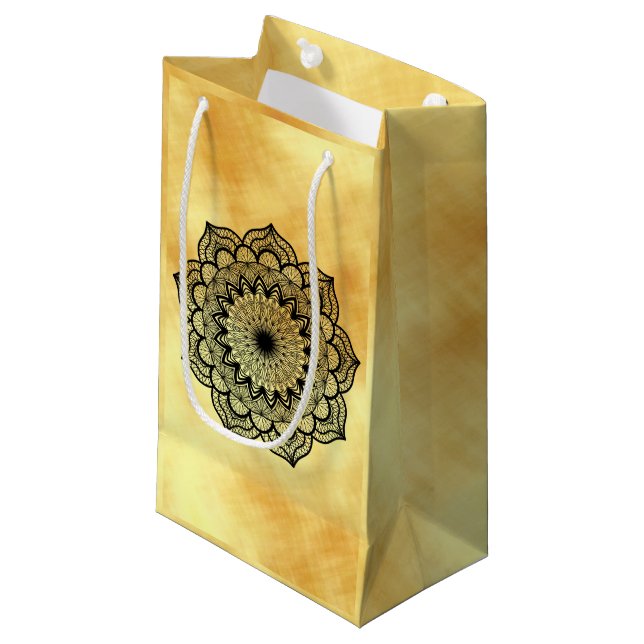 Petit Sac Cadeau Mandala noir sur fond or doux (Devant Angle)