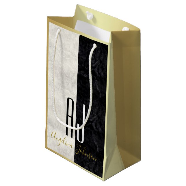 Petit Sac Cadeau Marbre noir et blanc moderne, monogramme doré (Devant Angle)
