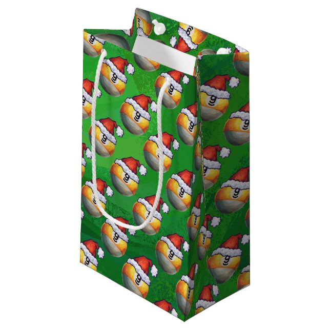 Petit Sac Cadeau Motif de la boule Santa Hat Nine sur Vert (Devant Angle)