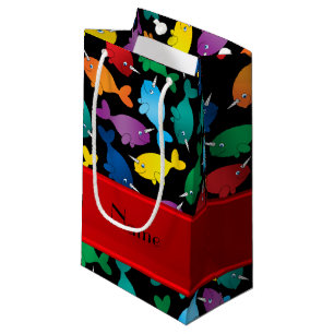 Petit Sac Cadeau Narwhals noirs nommés personnalisés d'arc-en-cie