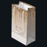 Petit Sac Cadeau Parties scintillant Drip 21st Birthday Gold<br><div class="desc">Ce chic sac cadeau de fête de 21e anniversaire est doté d'une bordure brillante en or faux parties scintillant et d'arrière - plan en or sombre. Personnalisez-le avec son nom en écriture manuscrite,  ainsi que son anniversaire et la date ci-dessous.</div>