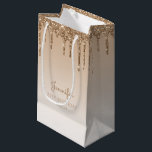 Petit Sac Cadeau Parties scintillant Drip 21st Birthday Gold<br><div class="desc">Ce chic sac cadeau de fête de 21e anniversaire est doté d'une bordure brillante en or faux parties scintillant et d'arrière - plan en or sombre. Personnalisez-le avec son nom en écriture manuscrite,  ainsi que son anniversaire et la date ci-dessous.</div>