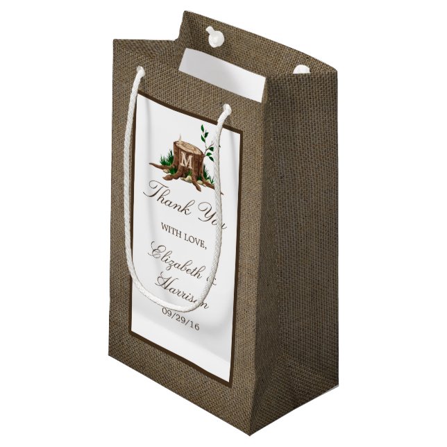 Petit Sac Cadeau Pays Russe Monogramme Arbre et Mariage de Burlap (Devant Angle)