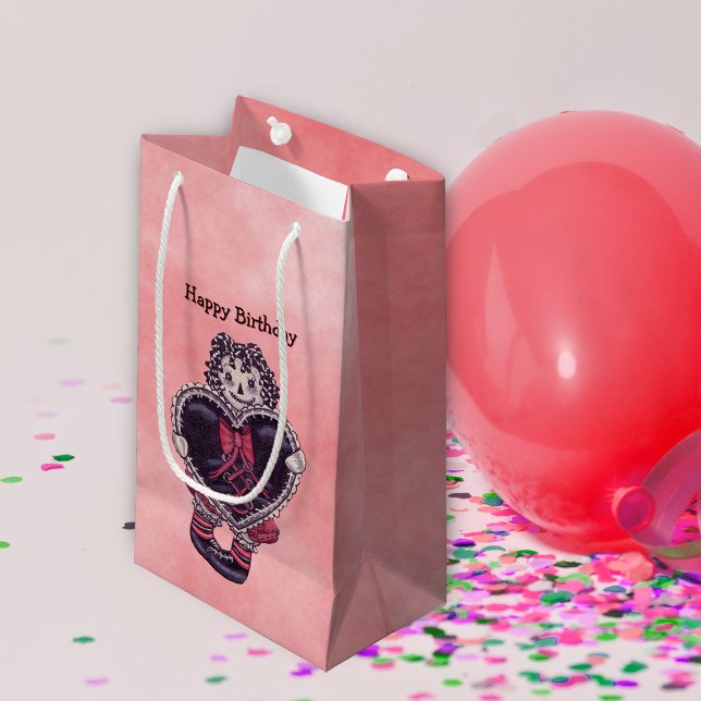 Petit Sac Cadeau Poupée gothique en cerf avec coeur noir sur Annive (Gothic rag doll with big lace trimmed black heart red bow on pink Happy Birthday gift bag.)