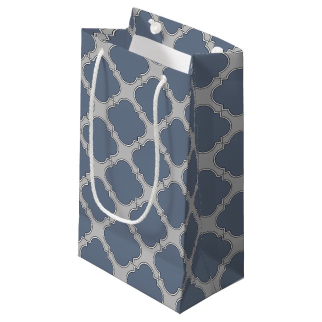 Petit Sac Cadeau Quatrefoil gris bleu (Devant Angle)