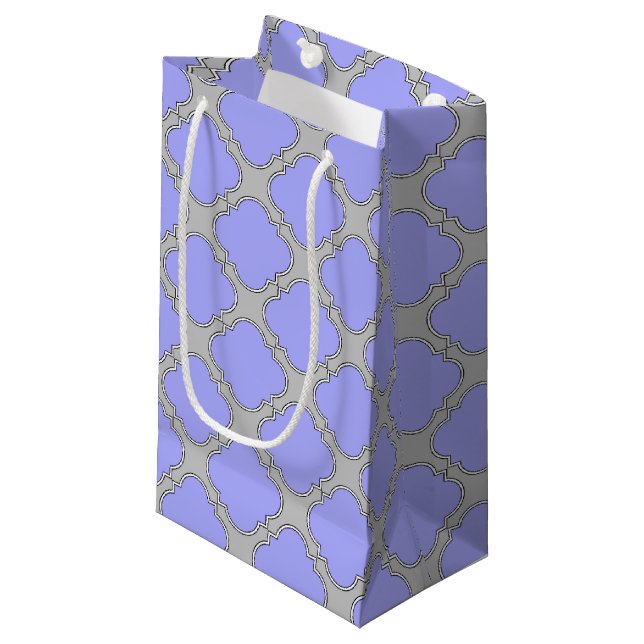 Petit Sac Cadeau Quatrefoil periwinkle et gris (Devant Angle)